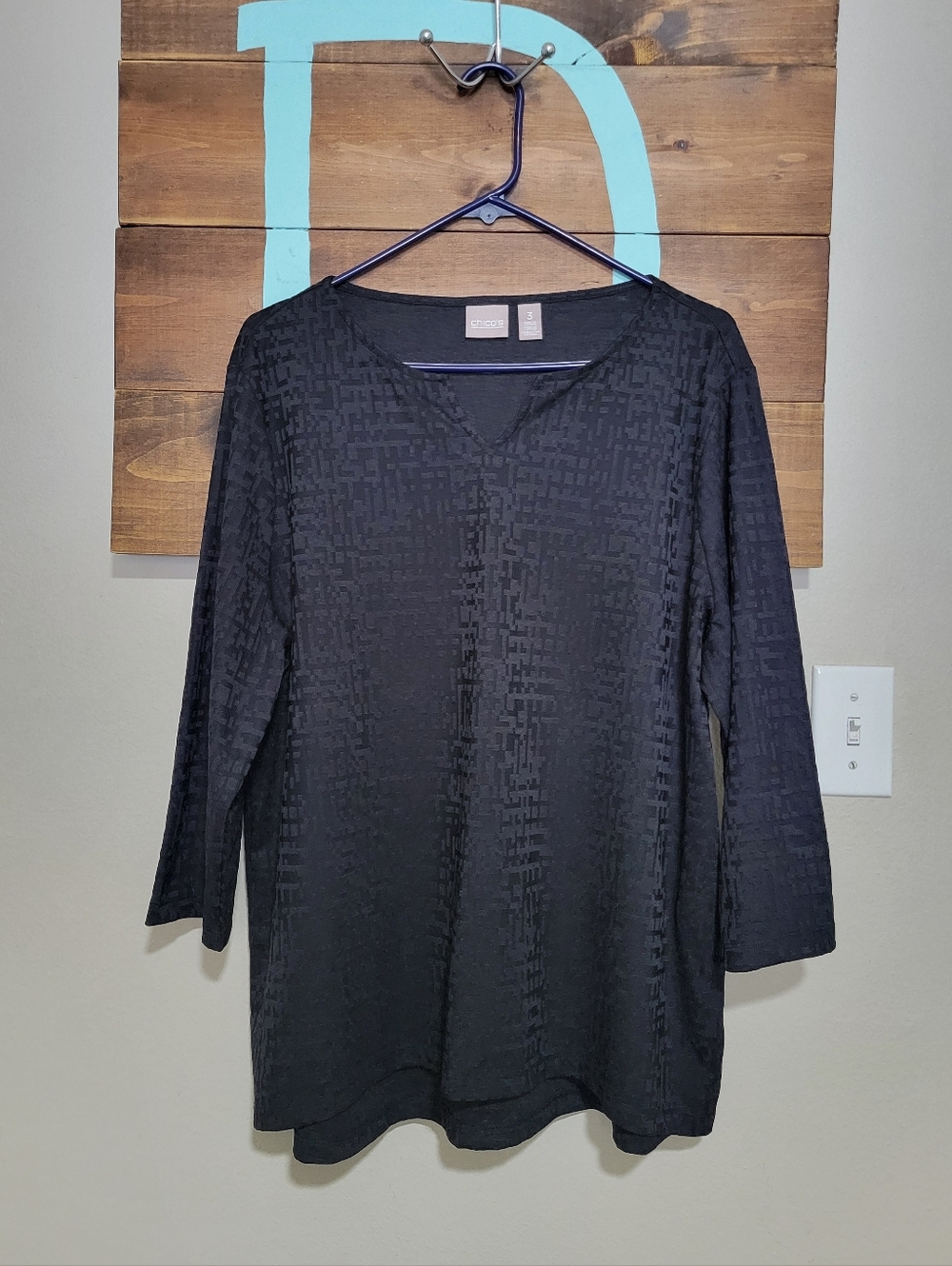 Chico's Black Textured V-Neck Lightweight Travel 3/4 Sleeve Casual Top